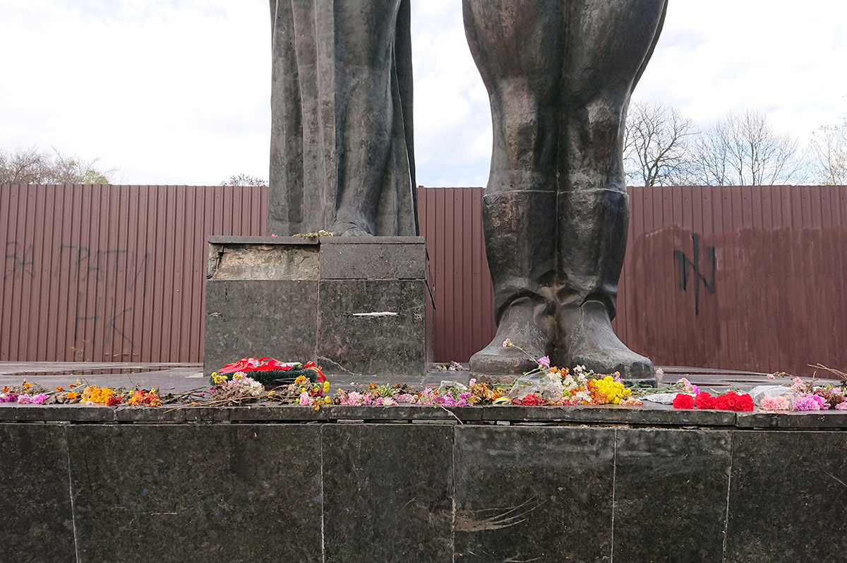 The Monument of Glory. The Glory of the Monument, 2026